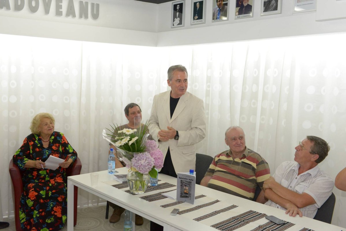 „Permanent port în geantă o carte creștină și în gând o metaforă” 35677