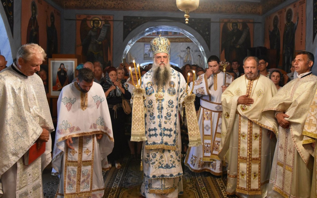 Biserica parohiei vâlcene Văleni-Zătreni a fost resfinţită 35499
