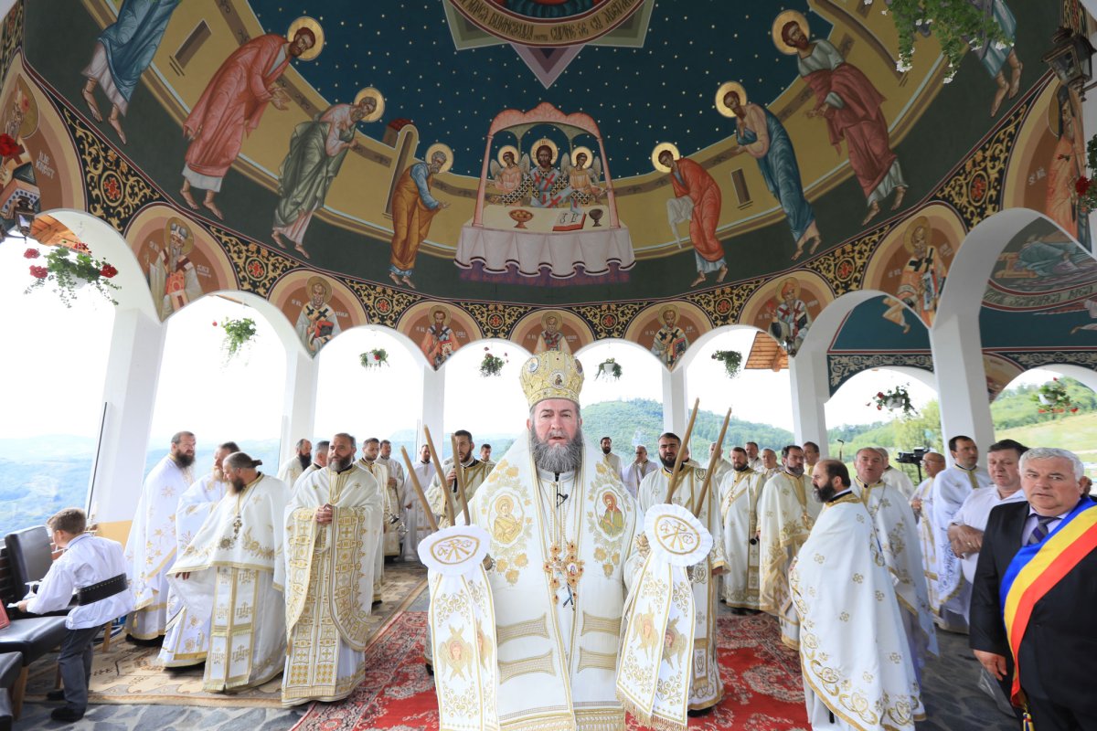 Slujiri arhierești în Duminica a 6-a după Rusalii 35479