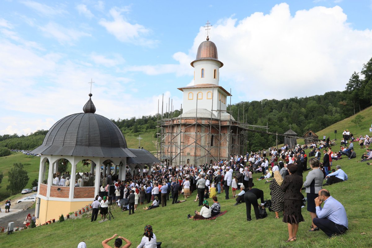 Slujiri arhierești în Duminica a 6-a după Rusalii 35480