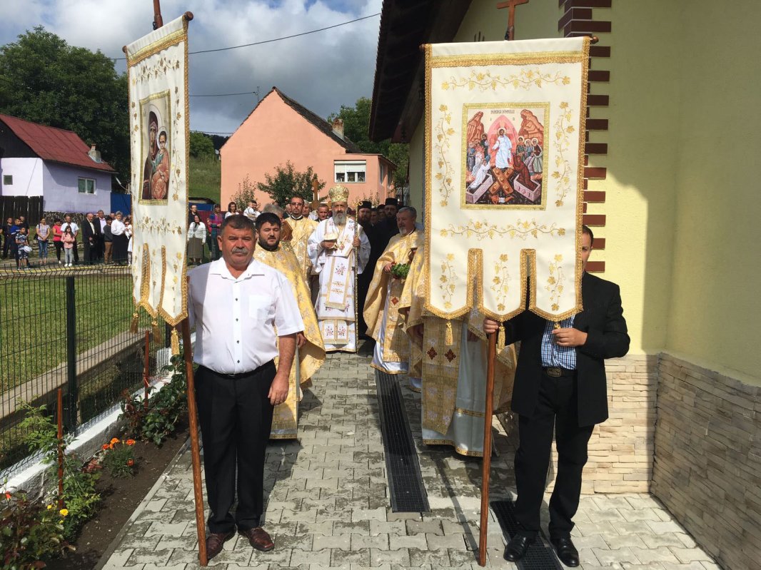 Slujiri arhierești în Duminica a 6-a după Rusalii 35483