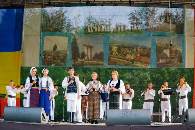 Sărbătoarea moților pe Muntele Găina 35311