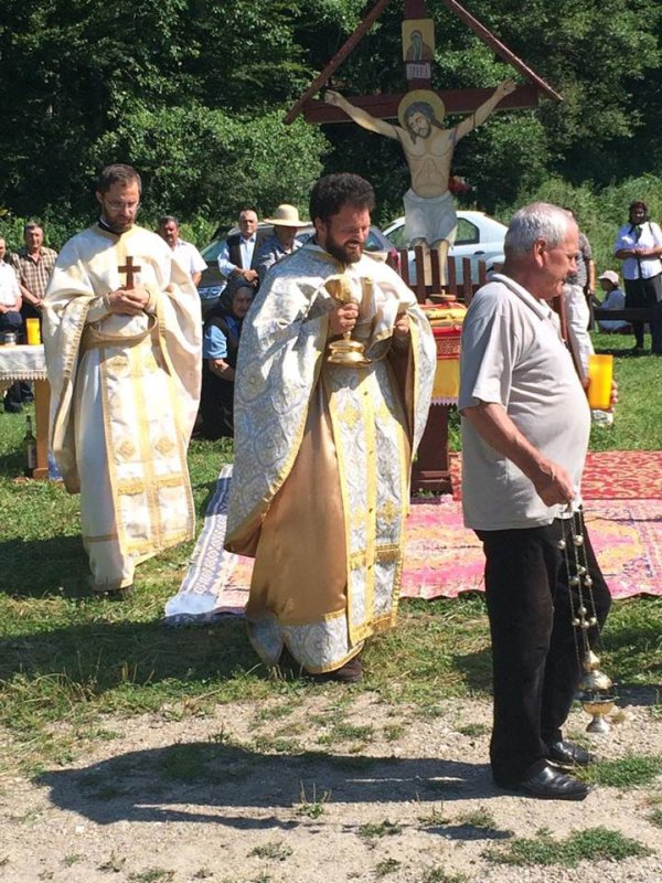 Sărbătoare la ruinele fostei mănăstiri de la Veneţia de Sus, Braşov 35117