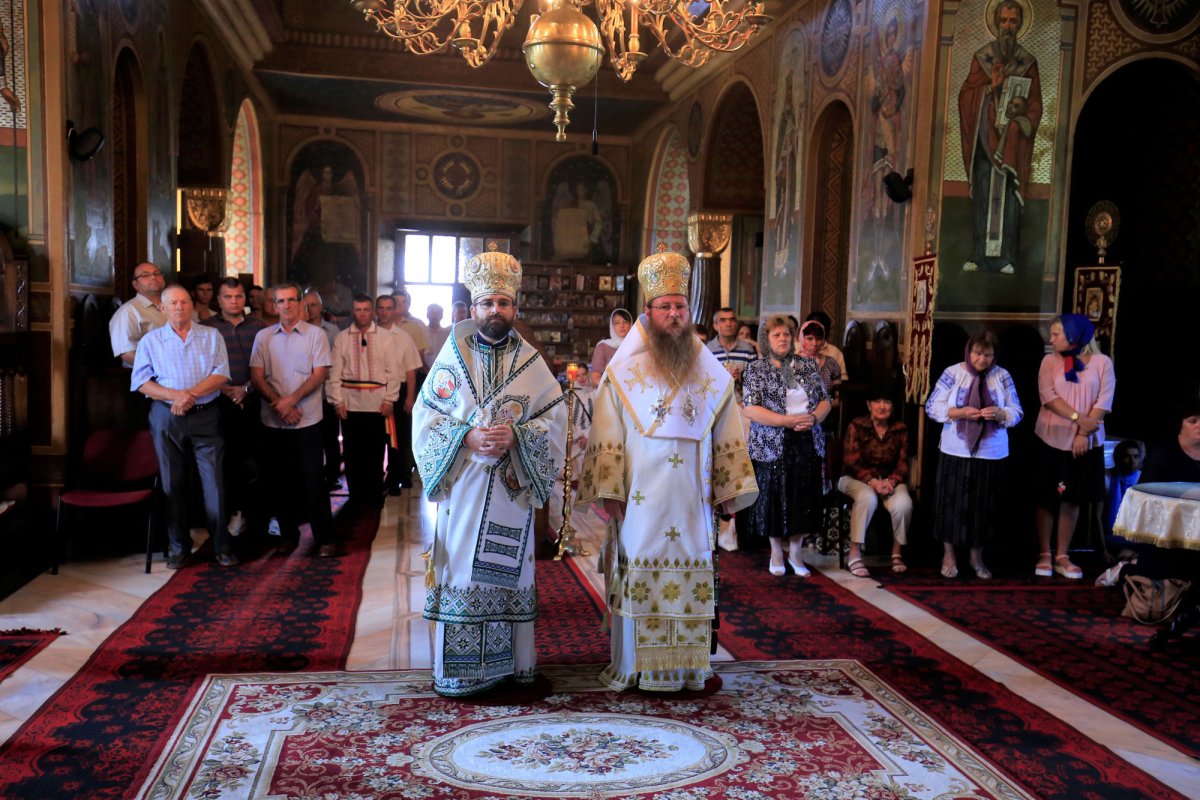 Slujiri arhierești în Duminica a 7-a după Rusalii 35044