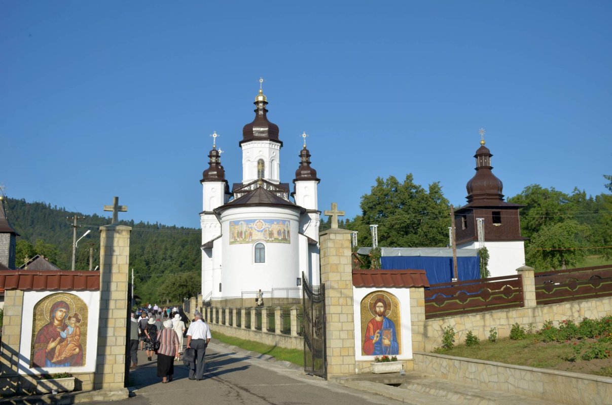 Schitul din „Poiana liniştii“, resfinţit de IPS Mitropolit Teofan 34703