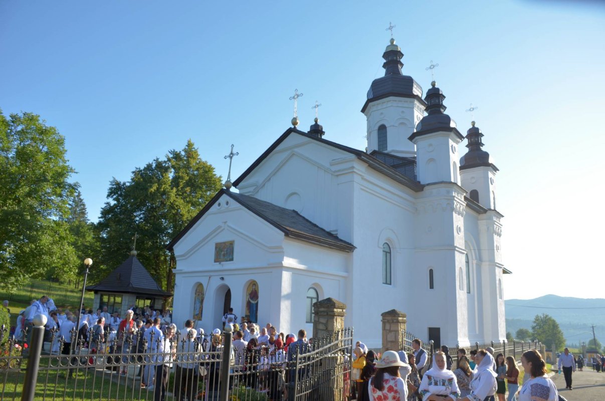 Schitul din „Poiana liniştii“, resfinţit de IPS Mitropolit Teofan 34704