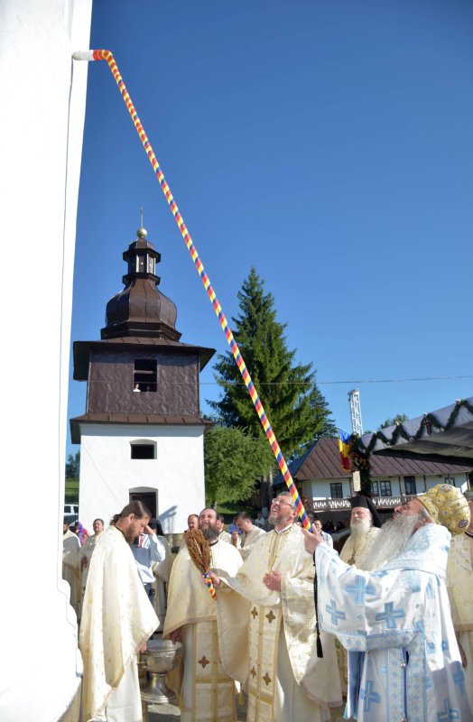 Schitul din „Poiana liniştii“, resfinţit de IPS Mitropolit Teofan 34705