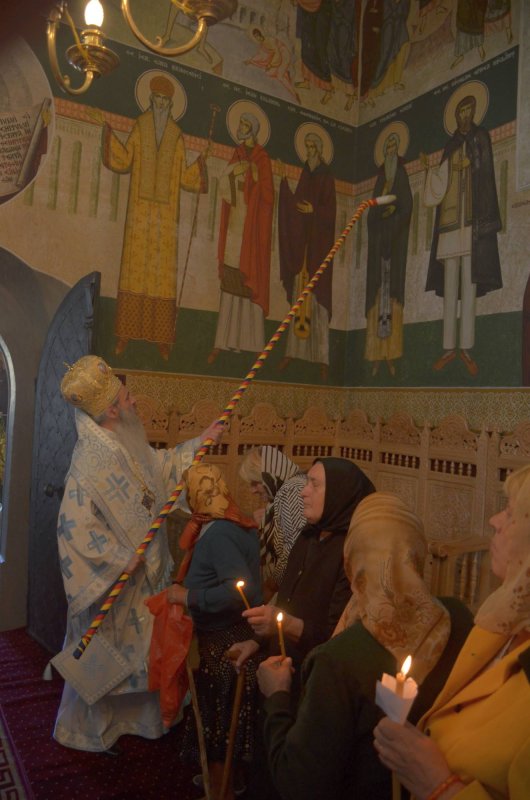 Schitul din „Poiana liniştii“, resfinţit de IPS Mitropolit Teofan 34708