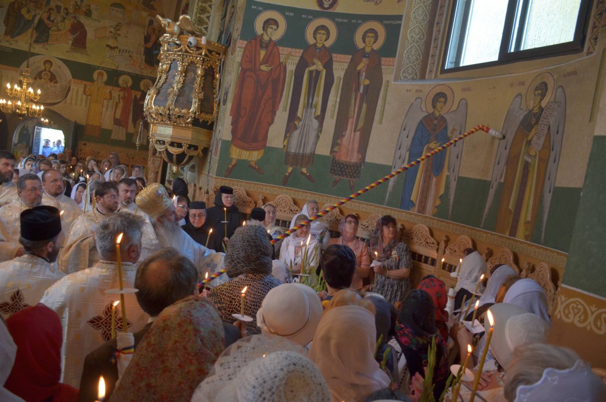 Schitul din „Poiana liniştii“, resfinţit de IPS Mitropolit Teofan 34709