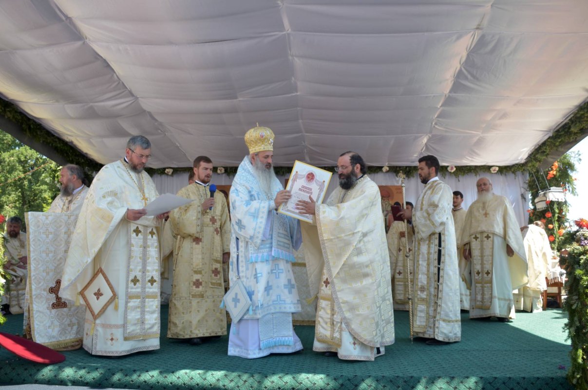 Schitul din „Poiana liniştii“, resfinţit de IPS Mitropolit Teofan 34711