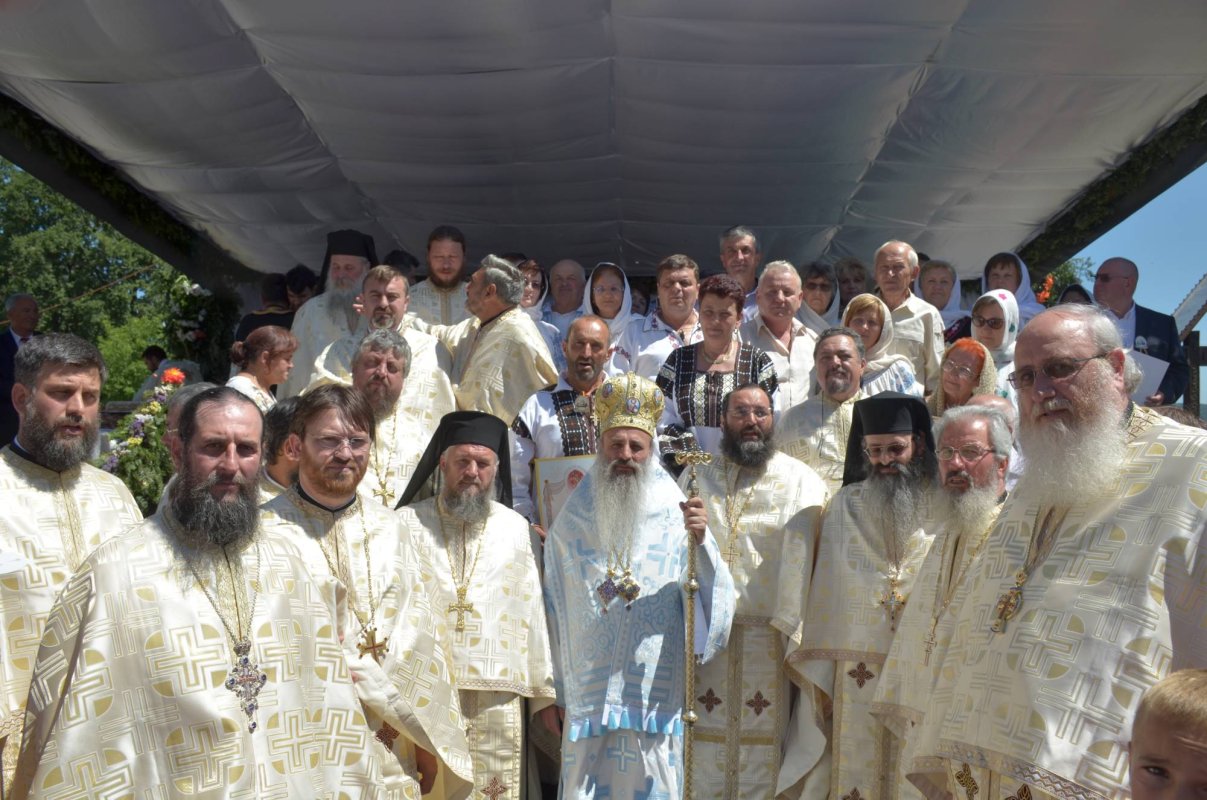 Schitul din „Poiana liniştii“, resfinţit de IPS Mitropolit Teofan 34713