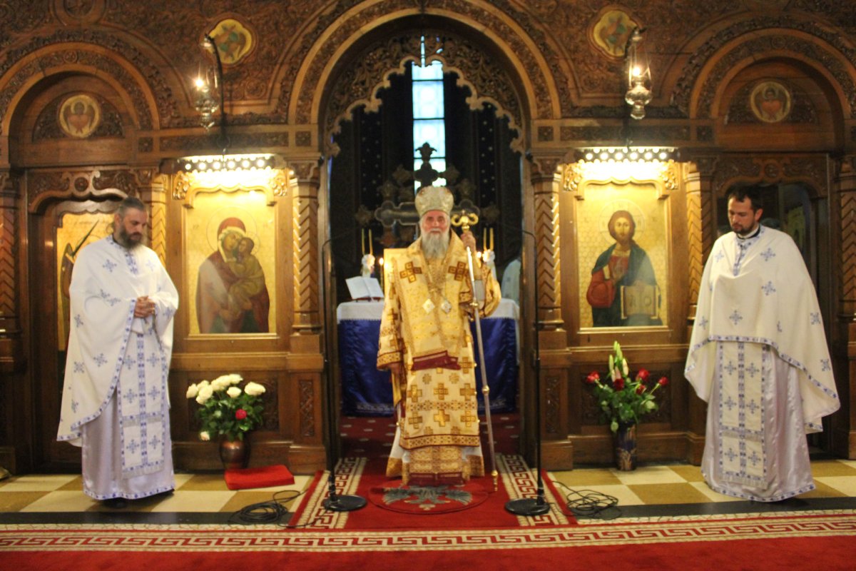 IPS Părinte Irineu a slujit în Catedrala Madonei din Craiova 34657