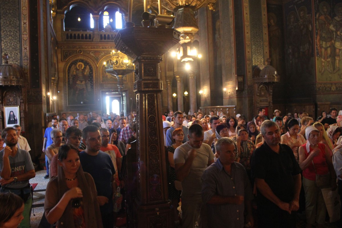 IPS Părinte Irineu a slujit în Catedrala Madonei din Craiova 34658