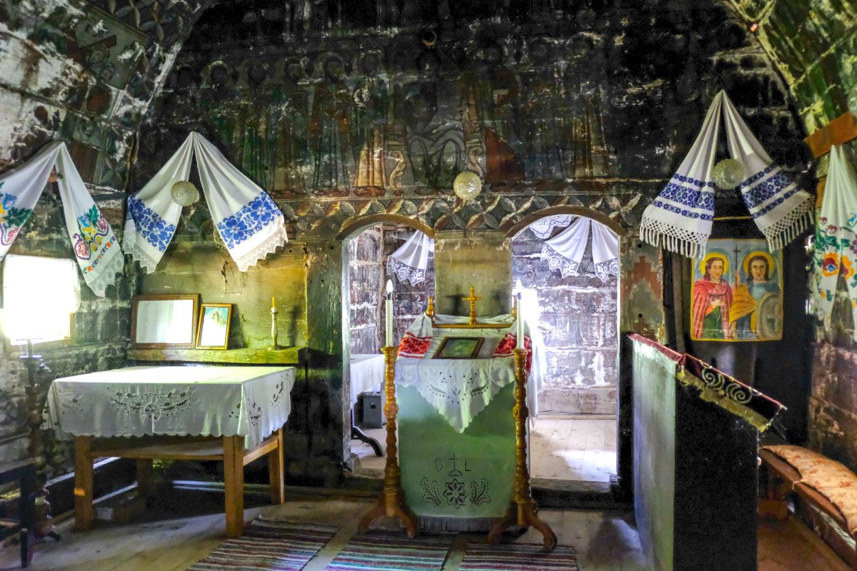 Originala bisericuță de lemn din Borza 34540