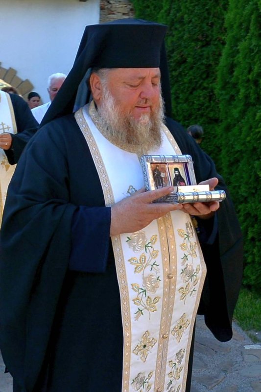 Un fragment din moaştele Sfântului Ioan Iacob, la Mănăstirea Hadâmbu 34511