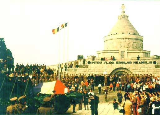 Flacăra veșnică a memoriei eroului necunoscut 34389