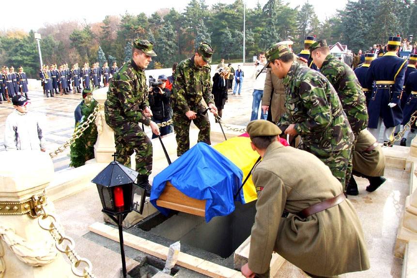 Flacăra veșnică a memoriei eroului necunoscut 34394