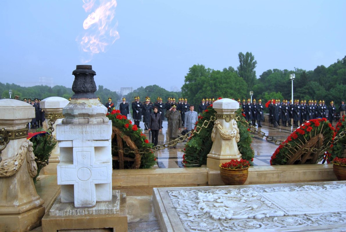 Flacăra veșnică a memoriei eroului necunoscut 34398