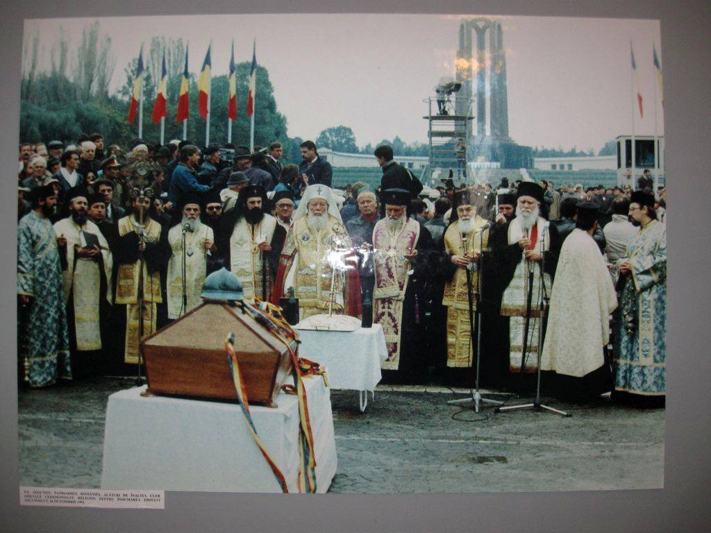 Flacăra veșnică a memoriei eroului necunoscut 34400