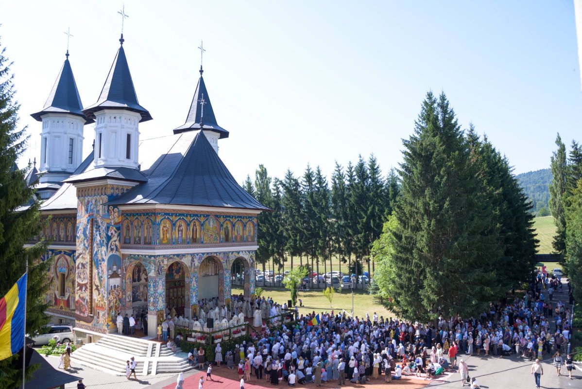 Ierarhi, preoţi şi credincioşi, rugători către Sfântul Cuvios Ioan Iacob de la Neamţ 34273