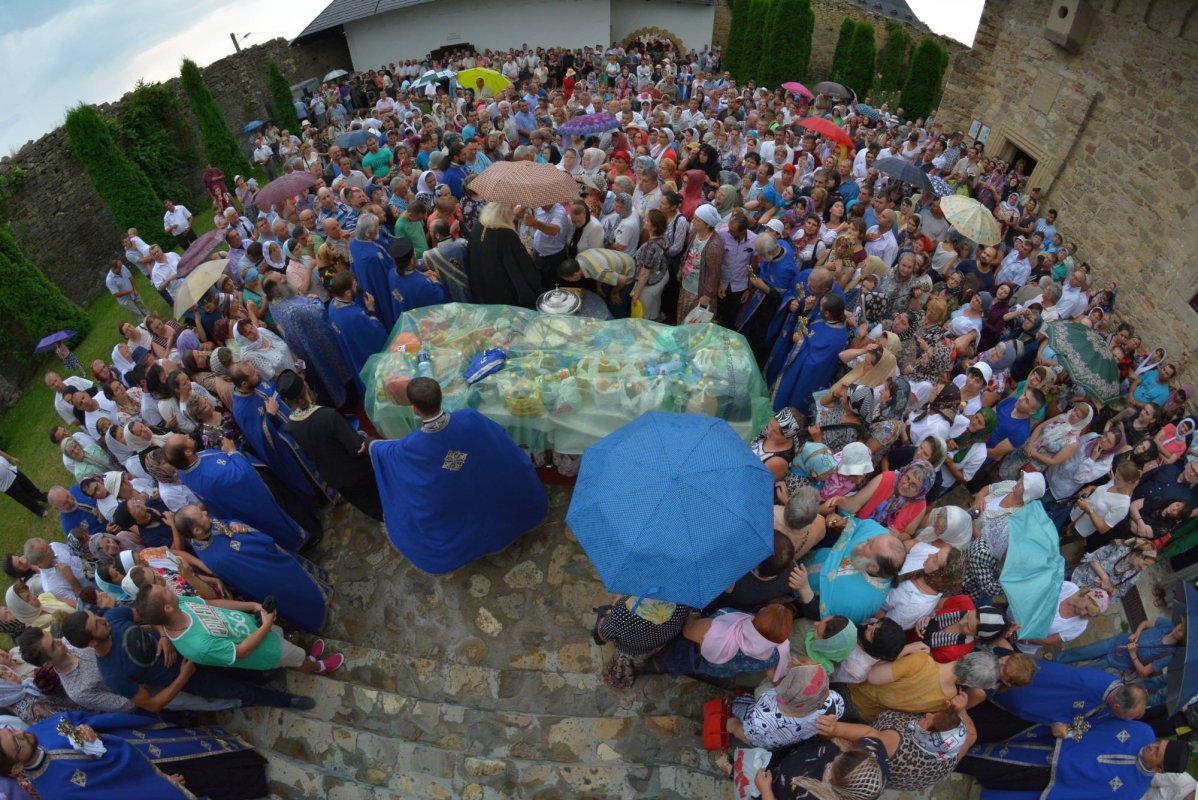 Pelerinii s-au rugat în ploaie şi vânt la Hadâmbu 34212