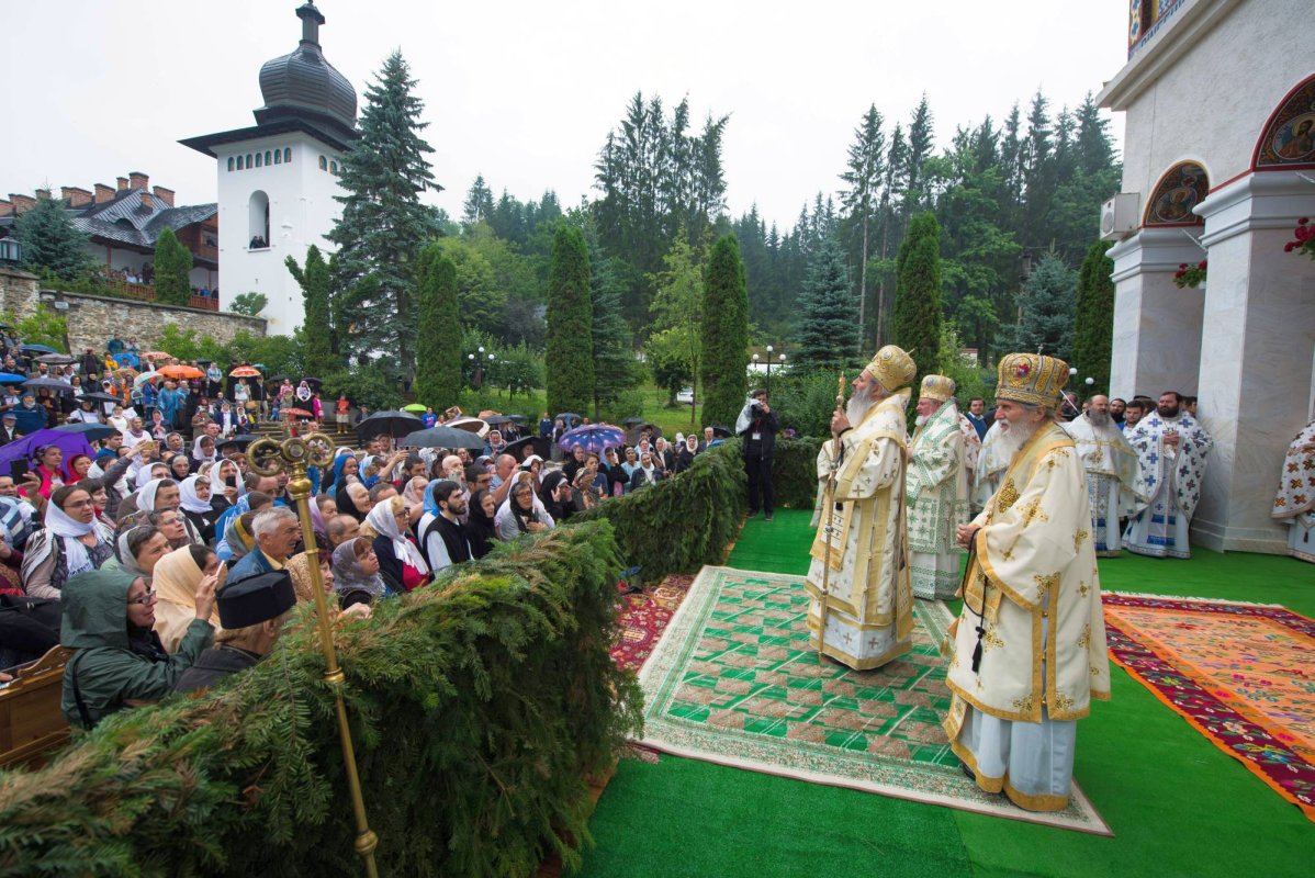 Tripticul sărbătorilor nemţene cinstit prin rugăciuni în Sihăstrie 34207