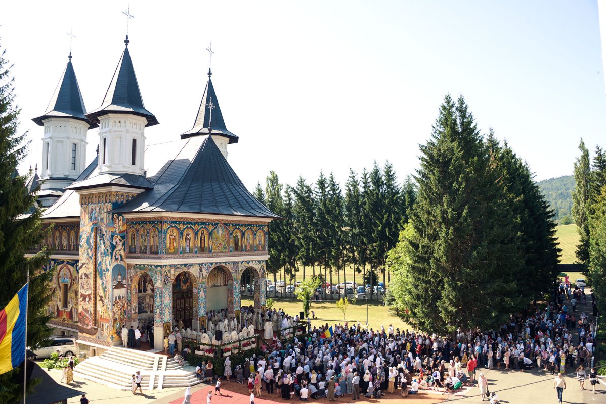 Ierarhi, preoţi şi credincioşi, rugători către Sfinții nemțeni 34174