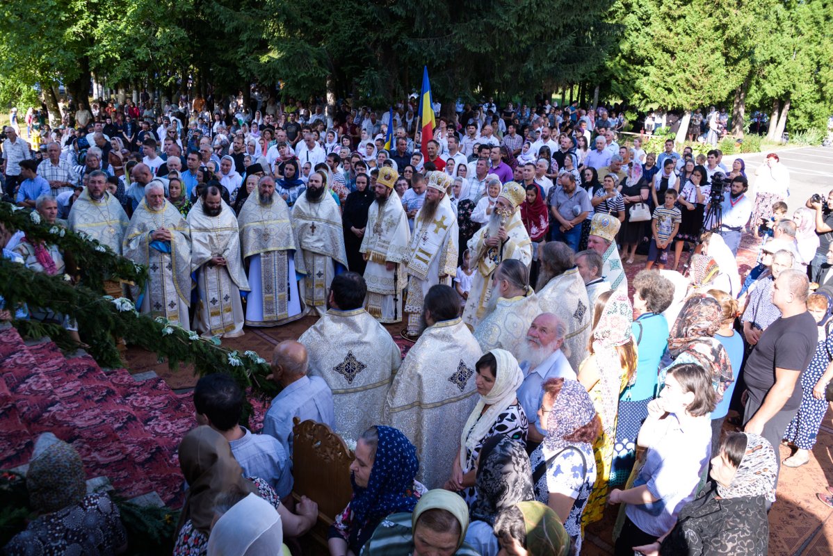 Ierarhi, preoţi şi credincioşi, rugători către Sfinții nemțeni 34175