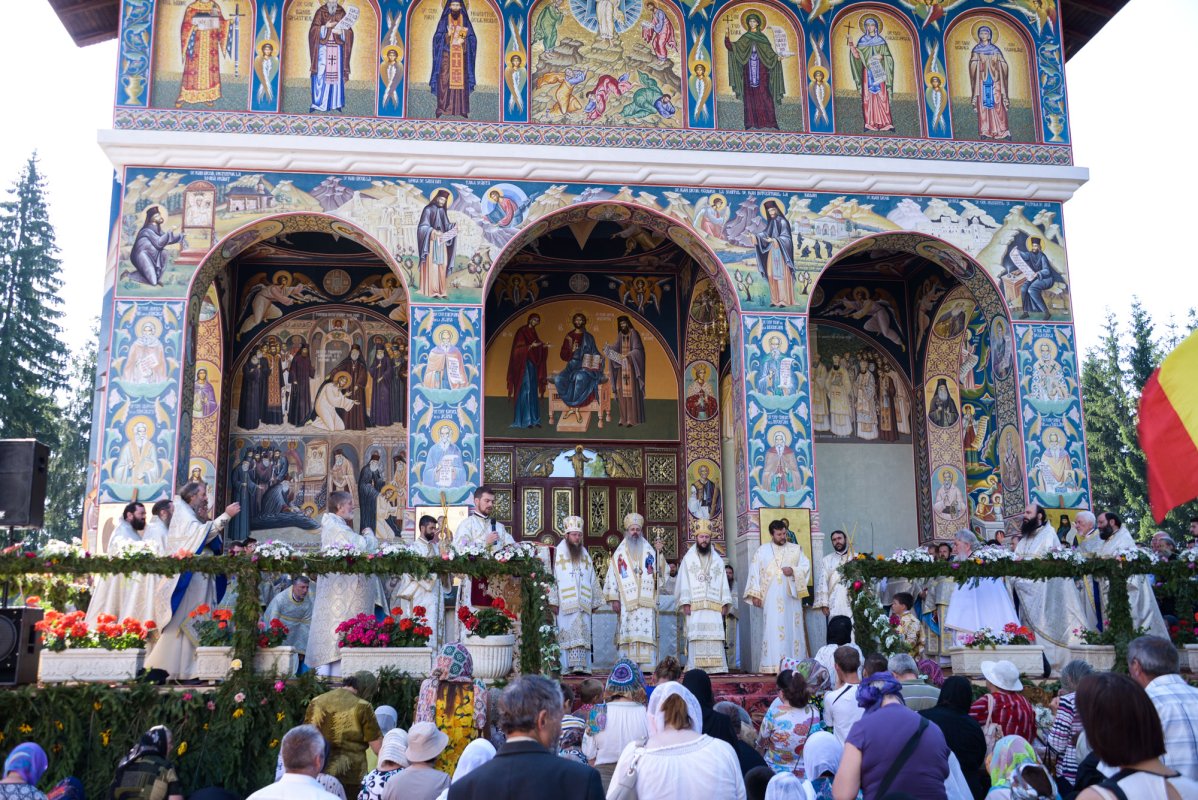 Ierarhi, preoţi şi credincioşi, rugători către Sfinții nemțeni 34176