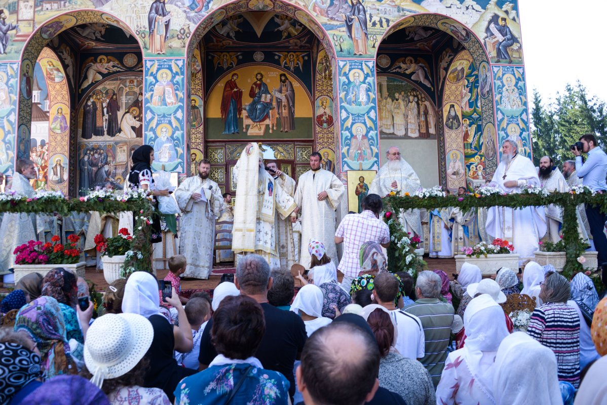 Ierarhi, preoţi şi credincioşi, rugători către Sfinții nemțeni 34177