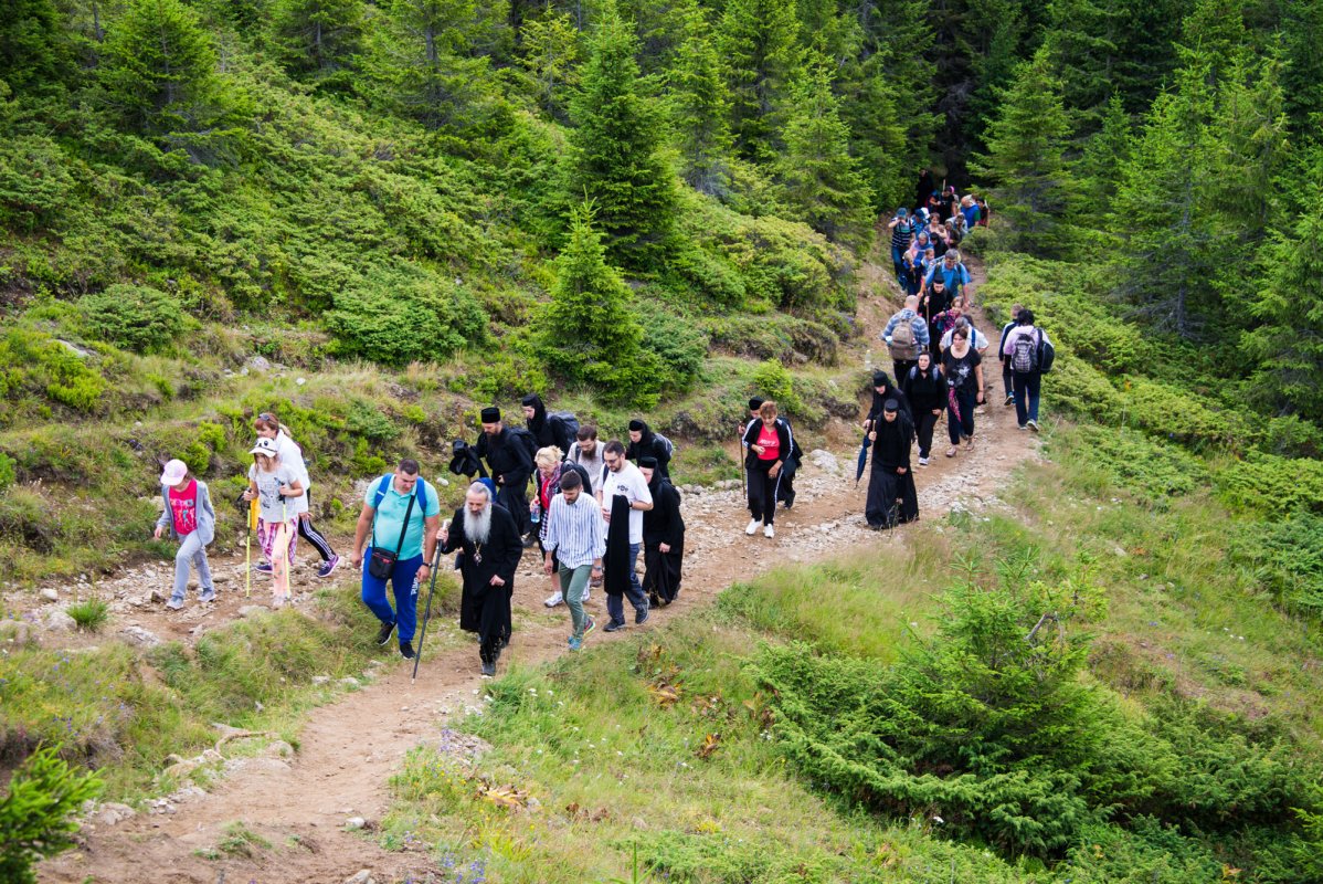 Ierarhi, preoţi şi credincioşi, rugători către Sfinții nemțeni 34178