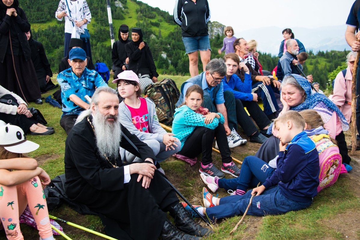 Ierarhi, preoţi şi credincioşi, rugători către Sfinții nemțeni 34179