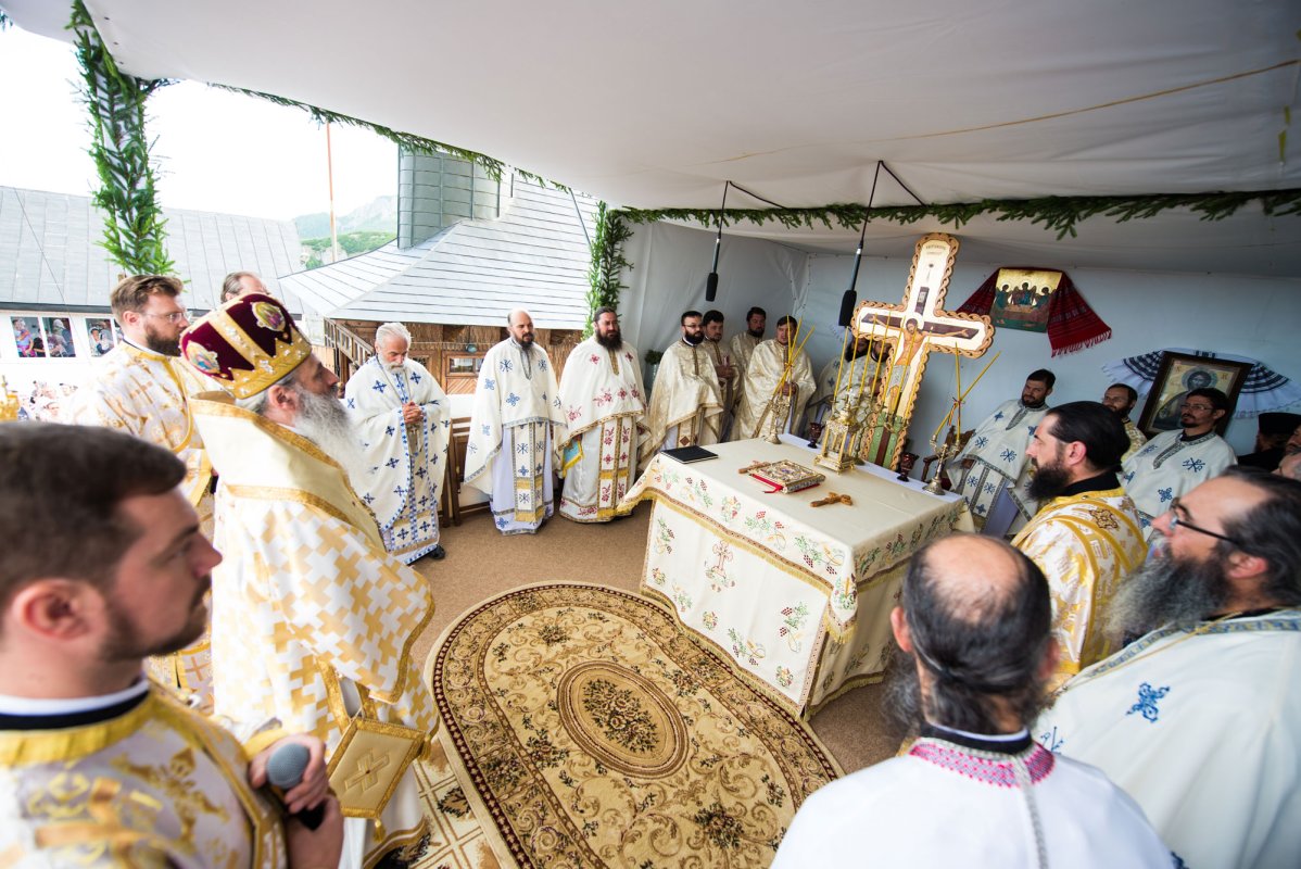 Ierarhi, preoţi şi credincioşi, rugători către Sfinții nemțeni 34180