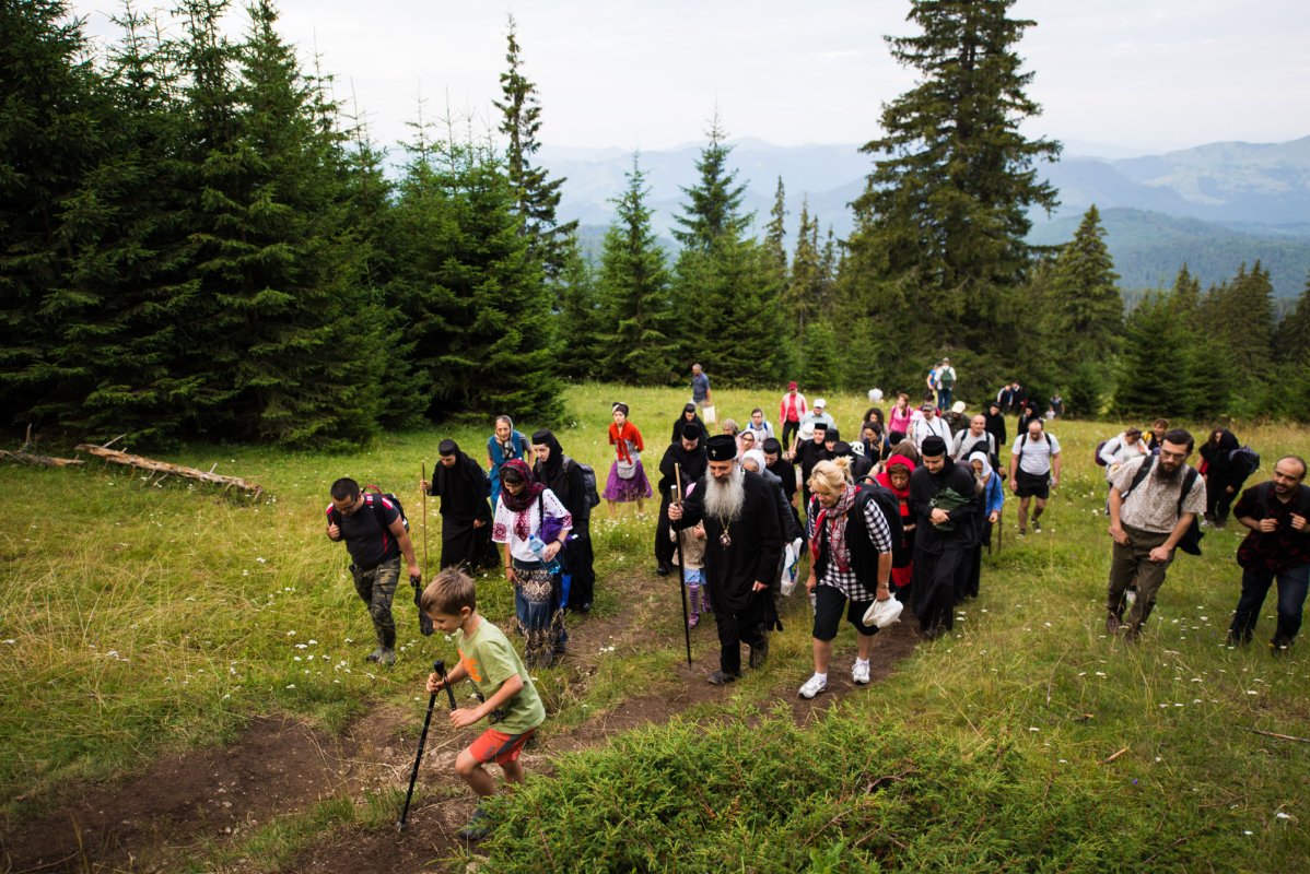 Ierarhi, preoţi şi credincioşi, rugători către Sfinții nemțeni 34182