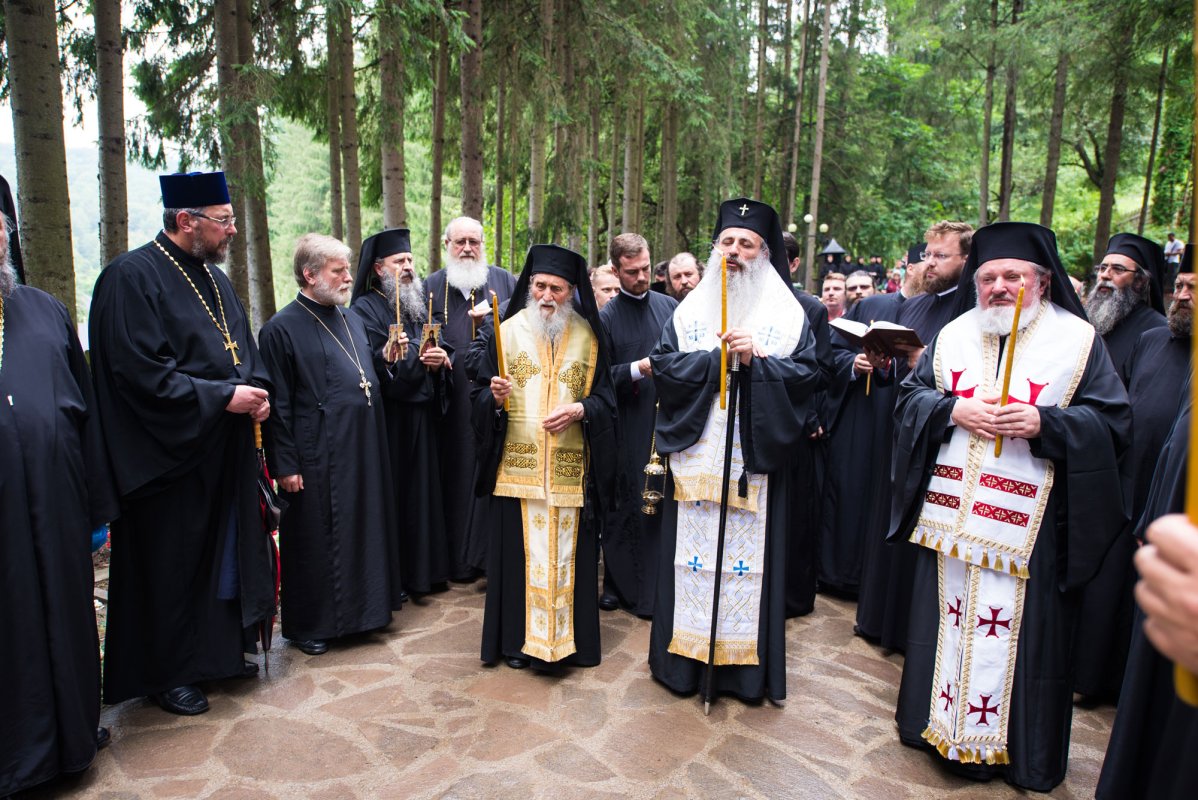 Ierarhi, preoţi şi credincioşi, rugători către Sfinții nemțeni 34184