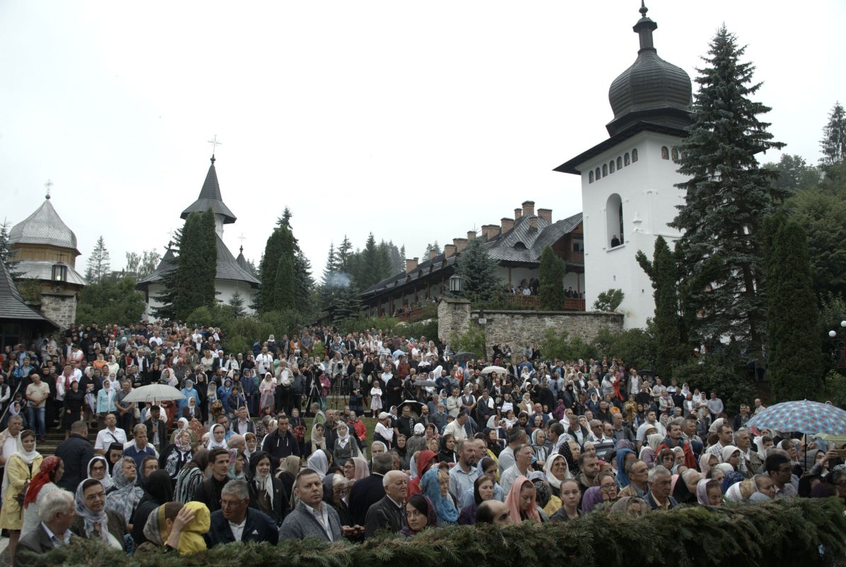 Ierarhi, preoţi şi credincioşi, rugători către Sfinții nemțeni 34186