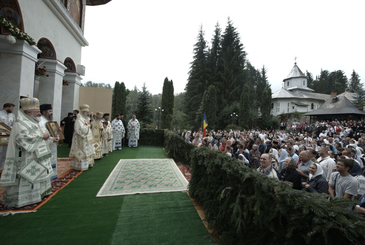 Ierarhi, preoţi şi credincioşi, rugători către Sfinții nemțeni 34188