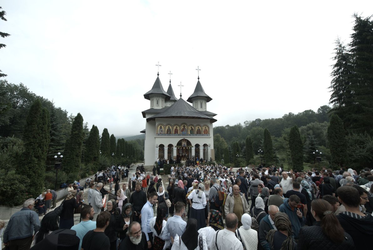 Ierarhi, preoţi şi credincioşi, rugători către Sfinții nemțeni 34189