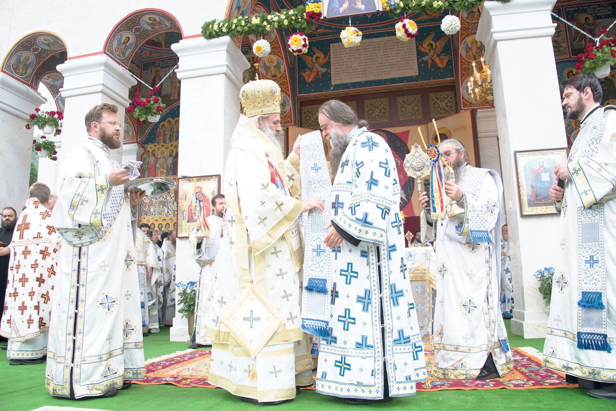 Ierarhi, preoţi şi credincioşi, rugători către Sfinții nemțeni 34190