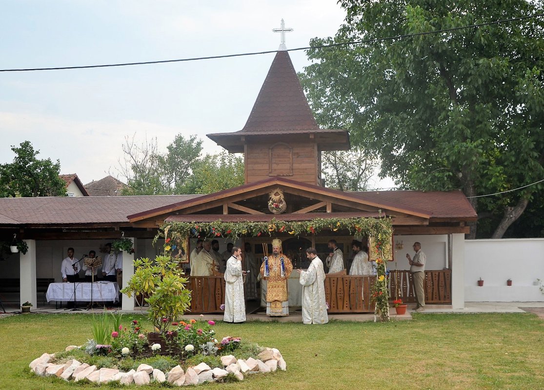 Slujiri arhierești și hramuri 34142