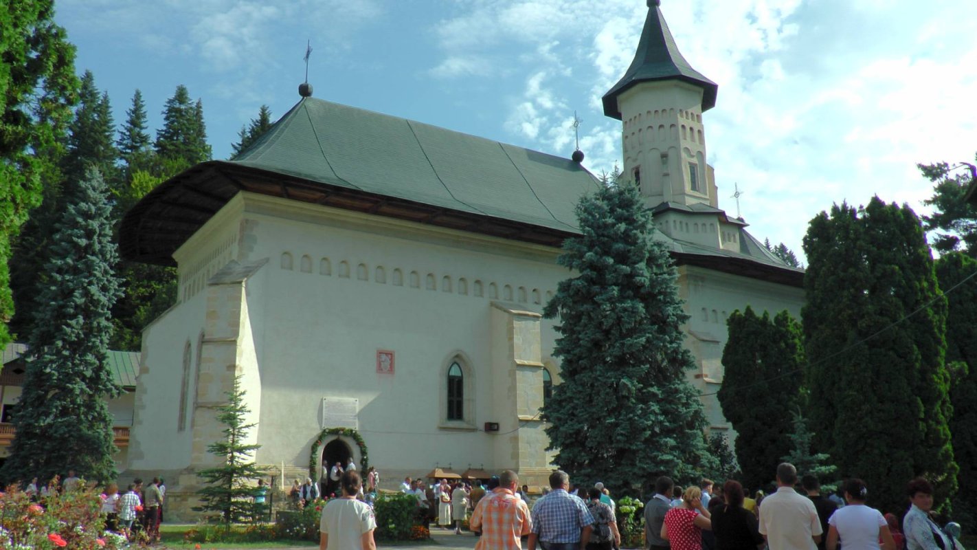 Sute de credincioşi s-au rugat împreună cu IPS Pimen la hramul Mănăstirii Slatina 34070