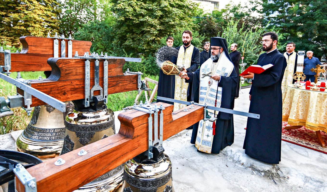 Clopotele noii Catedrale Arhiepiscopale din Buzău au fost sfințite 34062