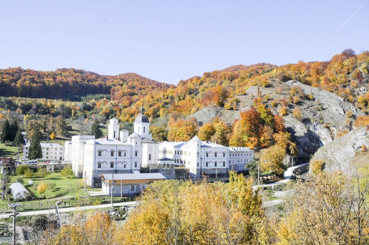 Biserici şi mănăstiri în haină de sărbătoare 33884