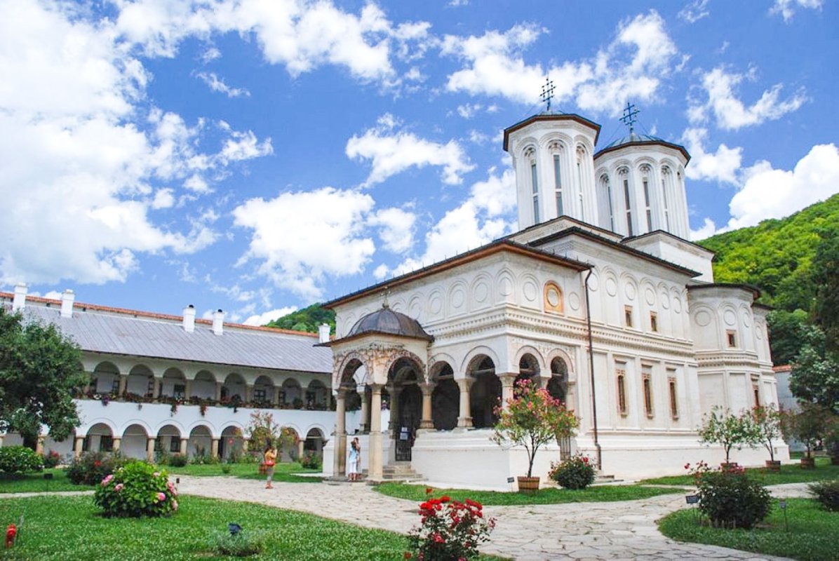 Biserici şi mănăstiri în haină de sărbătoare 33886