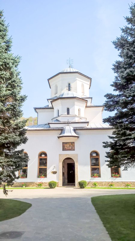 Biserici şi mănăstiri în haină de sărbătoare 33887