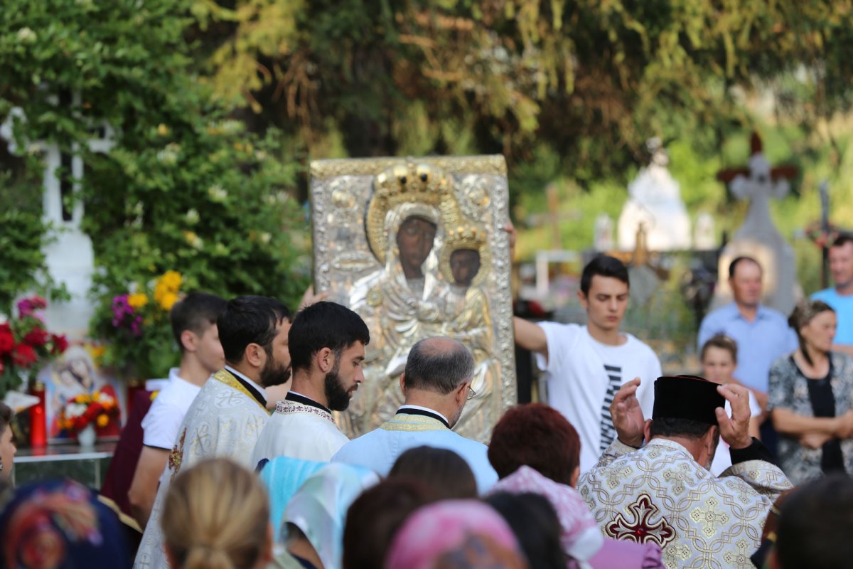 Icoana Maicii Domnului de la Trifeşti, în mijlocul credincioşilor din Poieniţa 33804