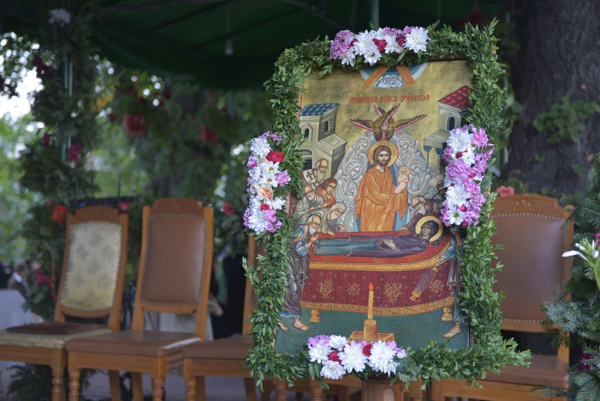 „Omul este destinat să fie loc în care se aşază Dumnezeu” 33798