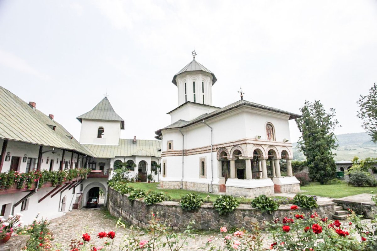 Aşezăminte monahale vâlcene sub oblăduirea Maicii Domnului 33764