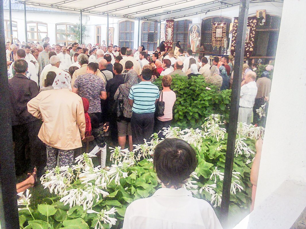 Hramuri la mănăstirile Tismana şi Polovragi 33763