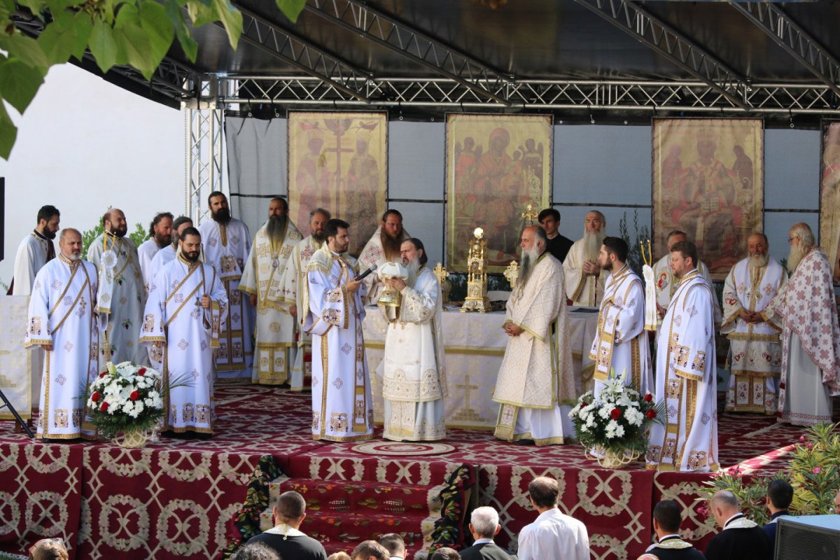 Liturghii arhiereşti în mănăstirile Brâncoveni şi Horezu 33685